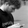Junger Mann mit Smartphone