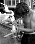 Junge Männer arbeiten an Holzboot