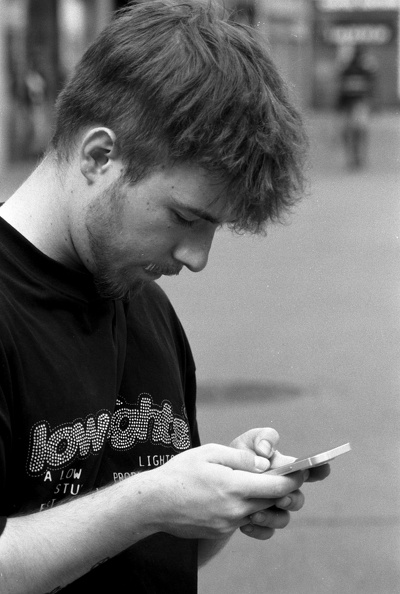 Junger Mann mit Smartphone
